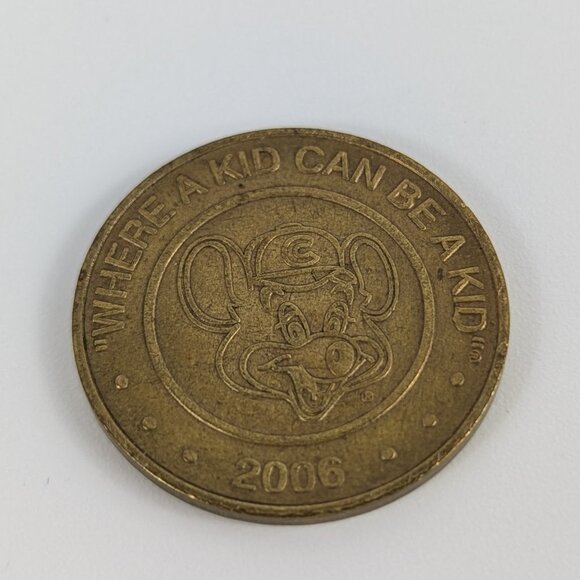 2006 Chuck E. Cheese Gold Token Coin Collectible Souvenir - Picture 1 of 2